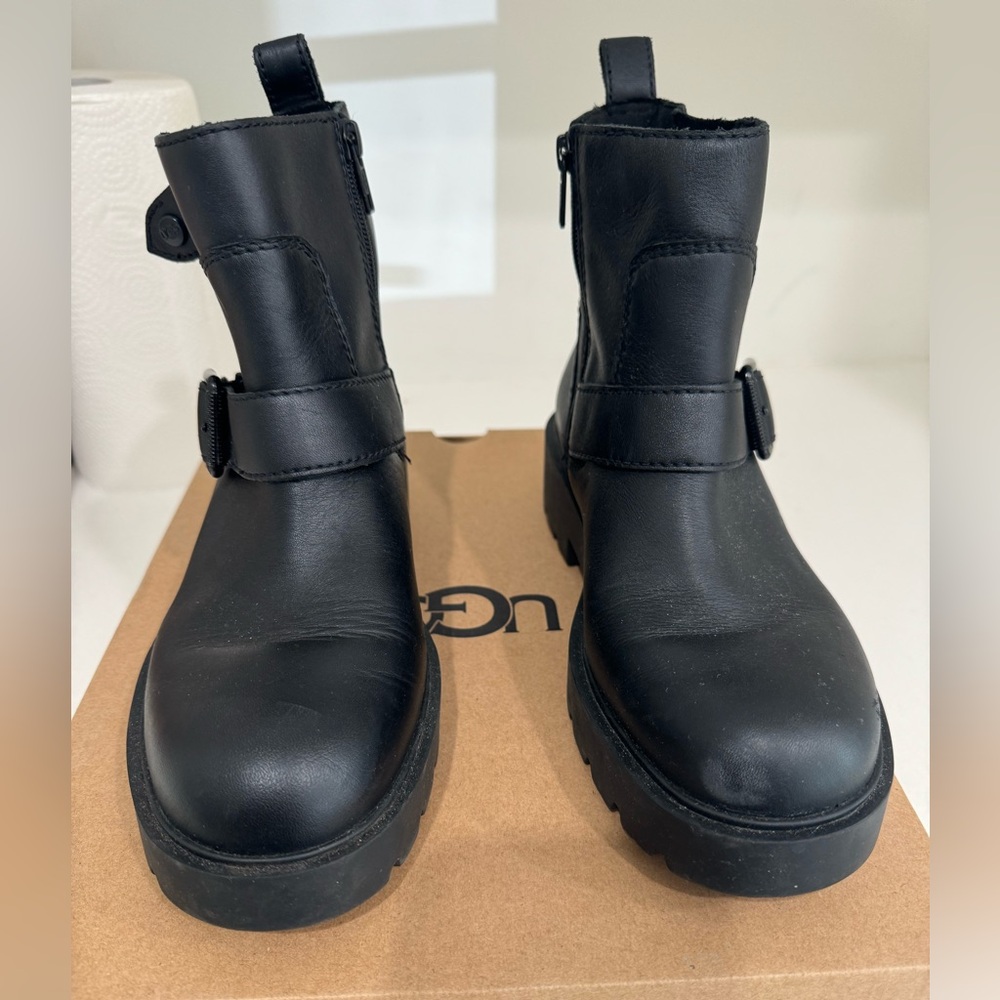 Ugg women’s saoirse boots size 8